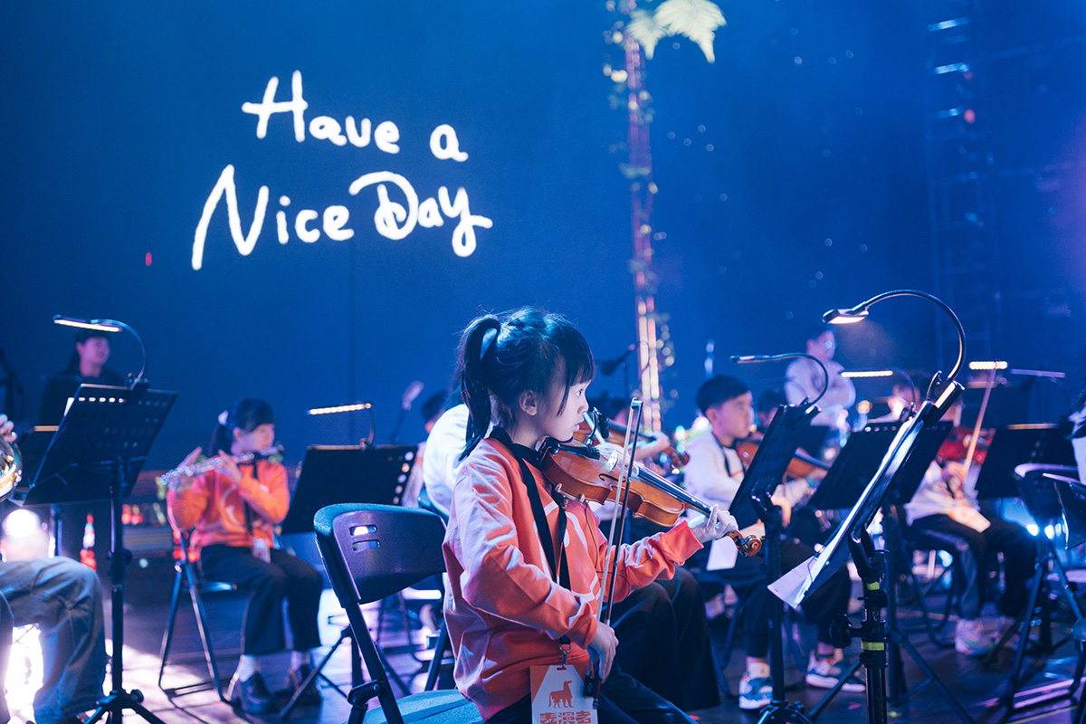 【車勢星聞】金曲歌后魏如萱與臺灣科藝文教協會BYSO布袋青少年交響樂團在《2026 WE ARE 我們的除夕夜》上共演〈HAVE A NICE DAY〉。圖_北流提供