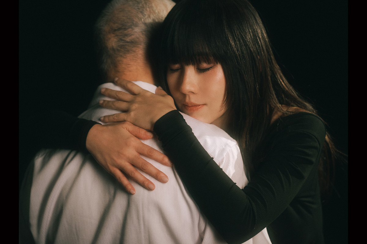 【車勢星聞】白安隔空擁抱已故父親 坦言從未這樣抱過他。（照片提供：相信音樂）