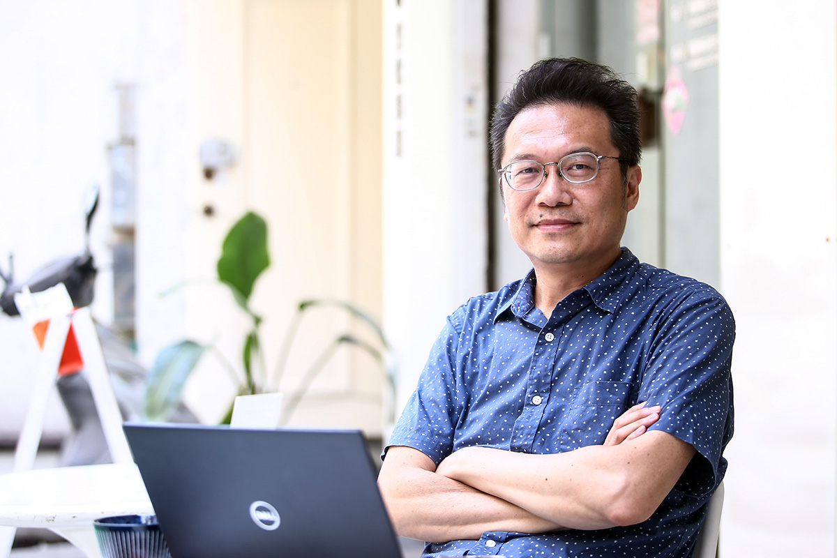 【車勢星聞】《高雄有顆藍寶石》由金鼎獎作家邱祖胤執筆，歷時兩年半完成，調閱超過800期報章雜誌，彙整近30名資深藝人與地方耆老口述資料，堪稱還原台灣半部娛樂史。(照片堤供/高雄流行音樂中心)