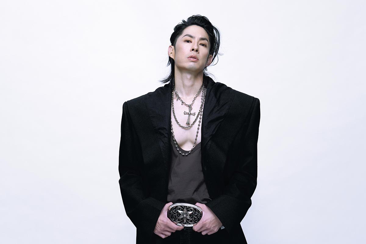 【車勢星聞】吳建豪為專輯密集跑通告，藉車程時間嗑茶葉蛋裏腹。（圖：相信音樂提供） 