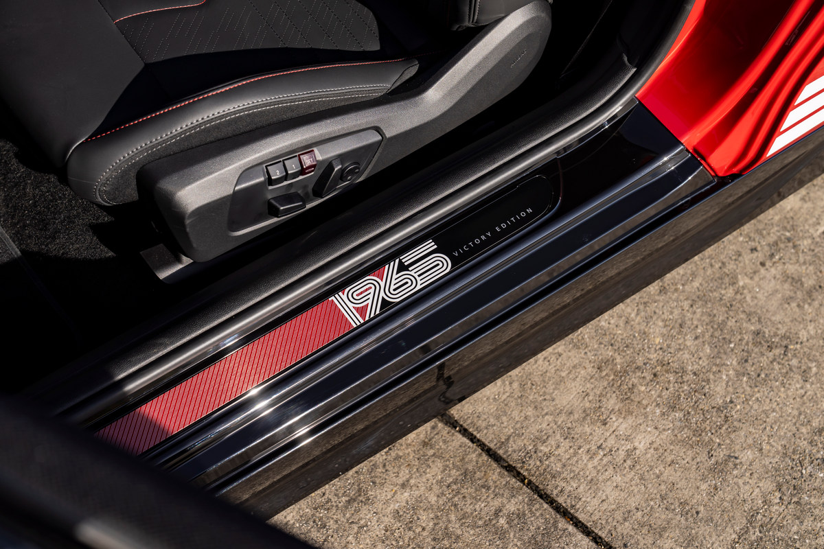 門檻、鑰匙與方向盤等細節都有52與1965等設計巧思。