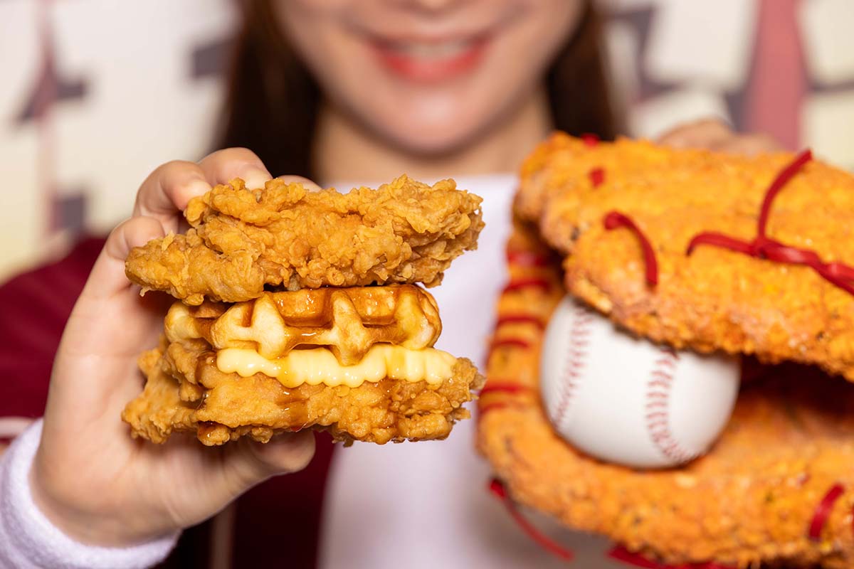 肯德基「楓糖風味鬆餅咔啦肉霸堡」強棒登場。（示意圖：品牌提供）