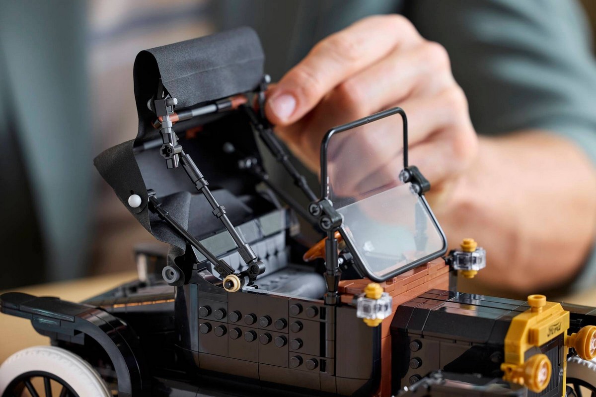 忠實還原布置車頂。