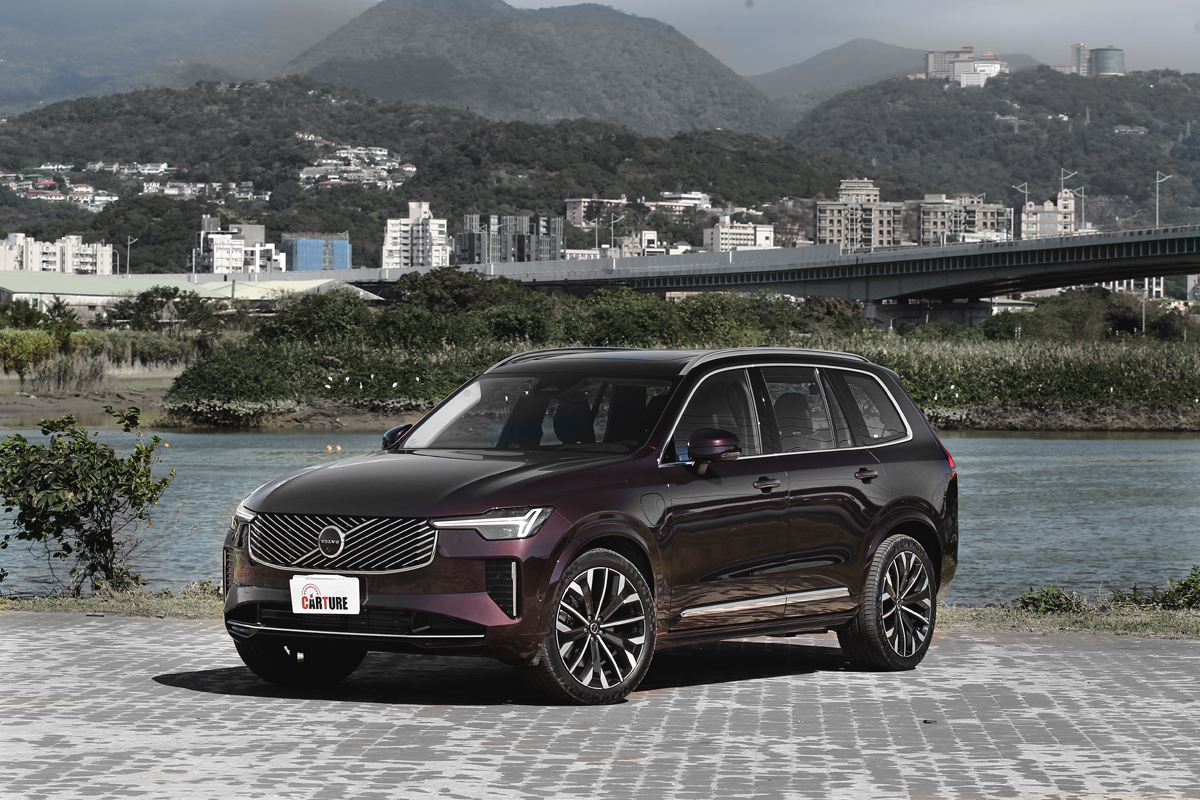 小改XC90水箱護罩改為交織般的設計，左右氣壩與保險桿也更加簡約，日行燈更變得更纖細。