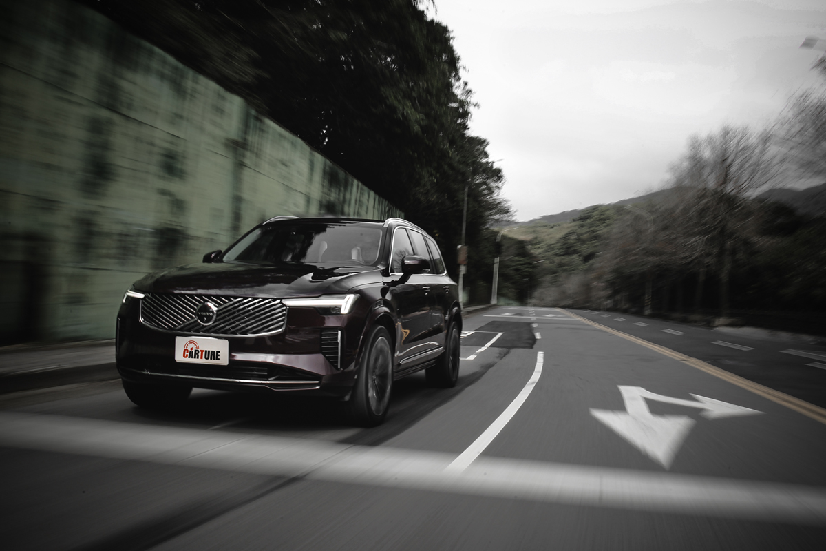 2.0升渦輪引擎+電動馬達帶來455hp/72.3kgm最大動力。