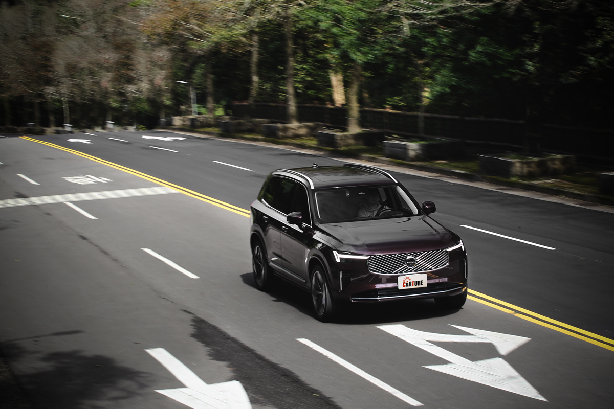 XC90 T8 PHEV在Power模式擁有頗為帶勁的加速，Four-C底盤附氣壓式懸吊，則給予平穩舒適的動態感受。