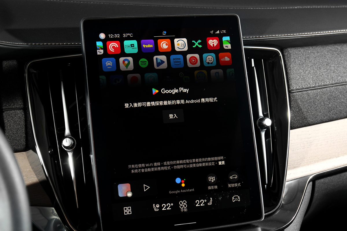 配備11.2吋中控螢幕與Google系統。