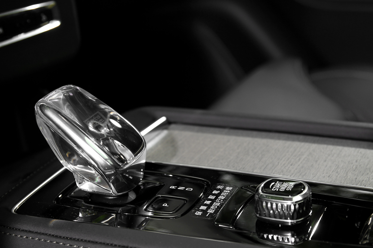 Orrefors水晶排檔桿頭大幅提升座艙質感。