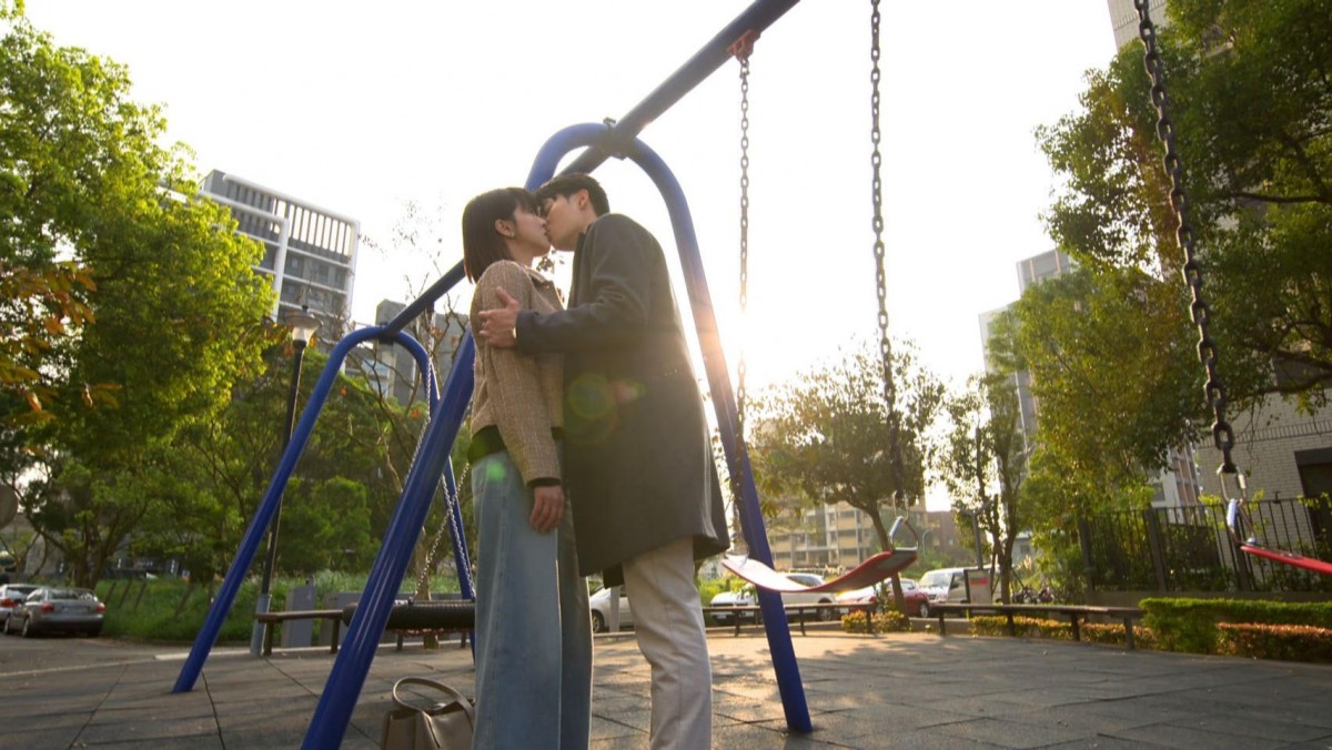 【車勢星聞】蘇晏霈、羅子惟《豆腐媽媽》公園吻戲學弟緊張到唇發抖。（圖：民視提供）