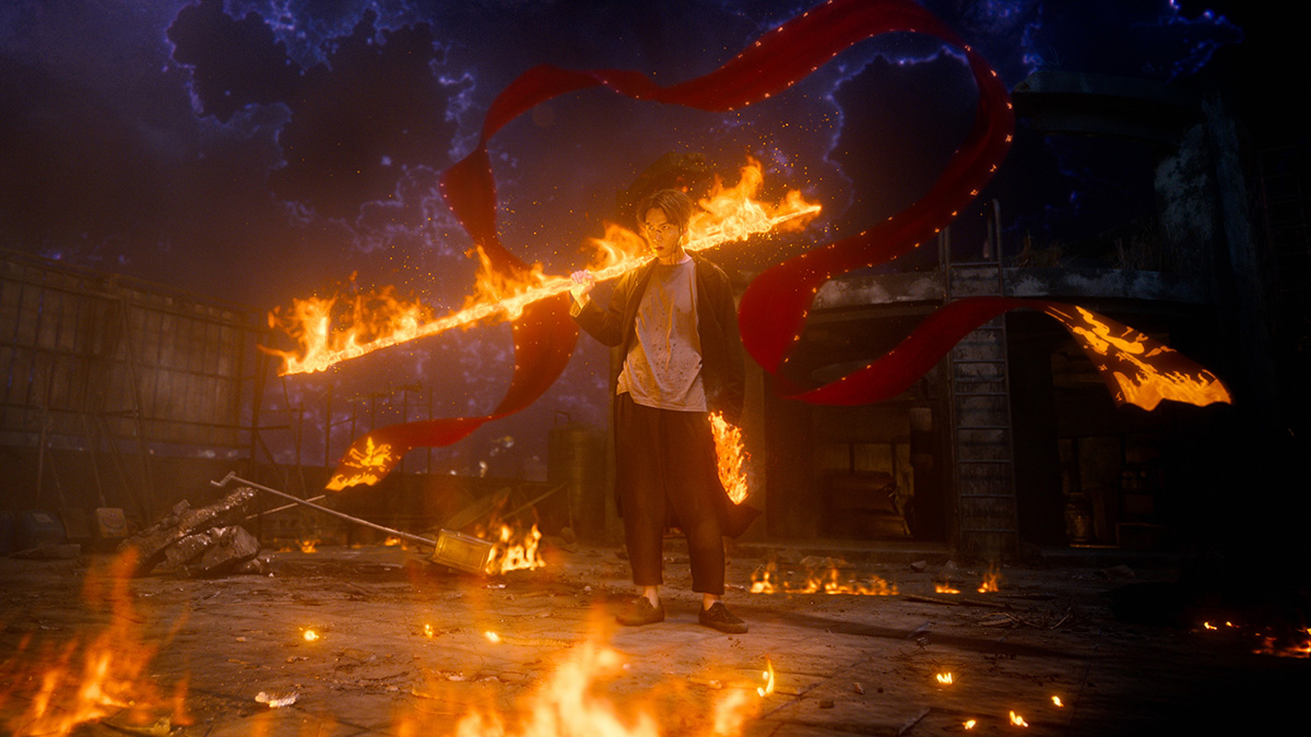 【車勢星聞】_柯震東飾演三太子乩身韓杰手持火尖槍在符咒啟動時爆發出金光與火紋特效，展現強烈神性力量.。(照片：Netflix提供)