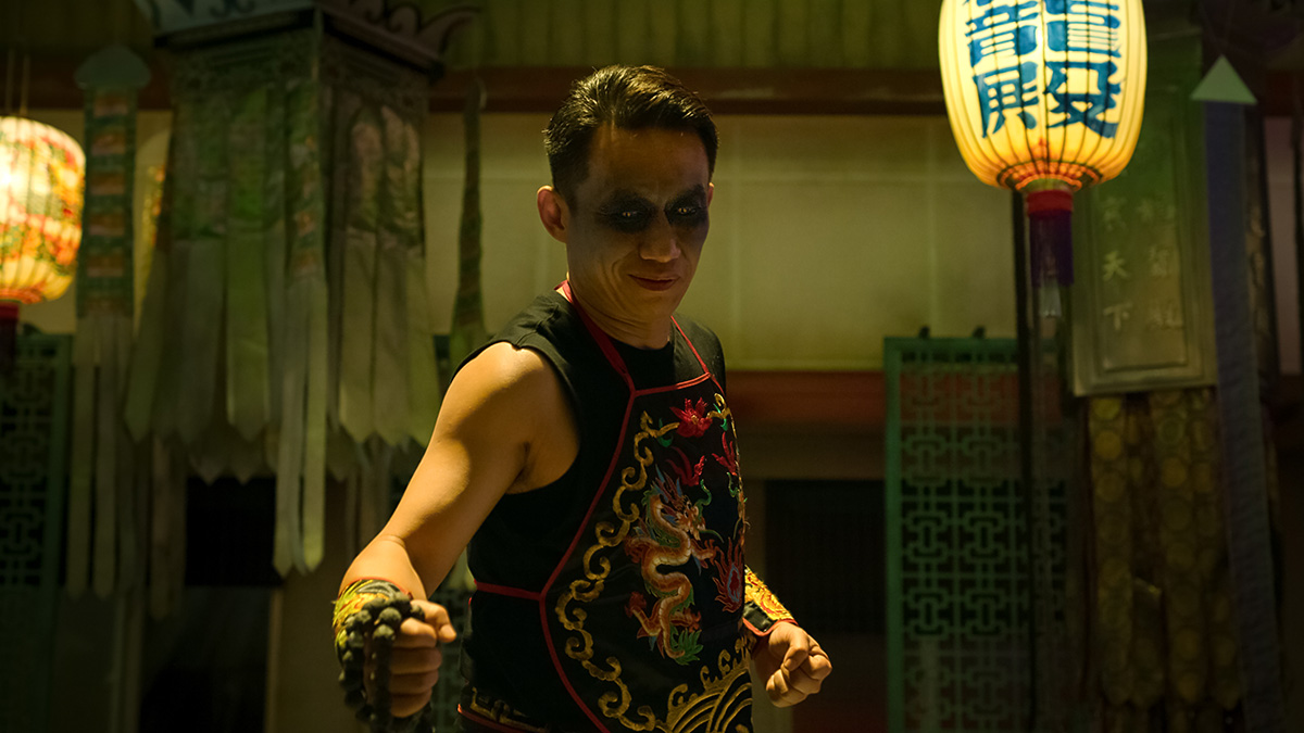 【車勢星聞】郭子乾飾演的神龍太子與韓杰展開激烈搏鬥，神龍太子雙眼發黑、身穿民俗服裝，詭譎氣場十足。(照片：Netflix提供)