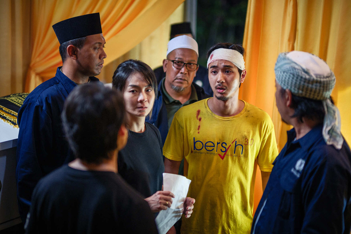 【車勢星聞】三兄妹在喪禮遭遇宗教局強行介入，企圖帶走父親遺體，呂楊（右二）飾演的弟弟阿財正面衝撞，陳雪甄（右四）飾演的妹妹水雲則勉力維持秩序。(照片/甲上娛樂提供 )