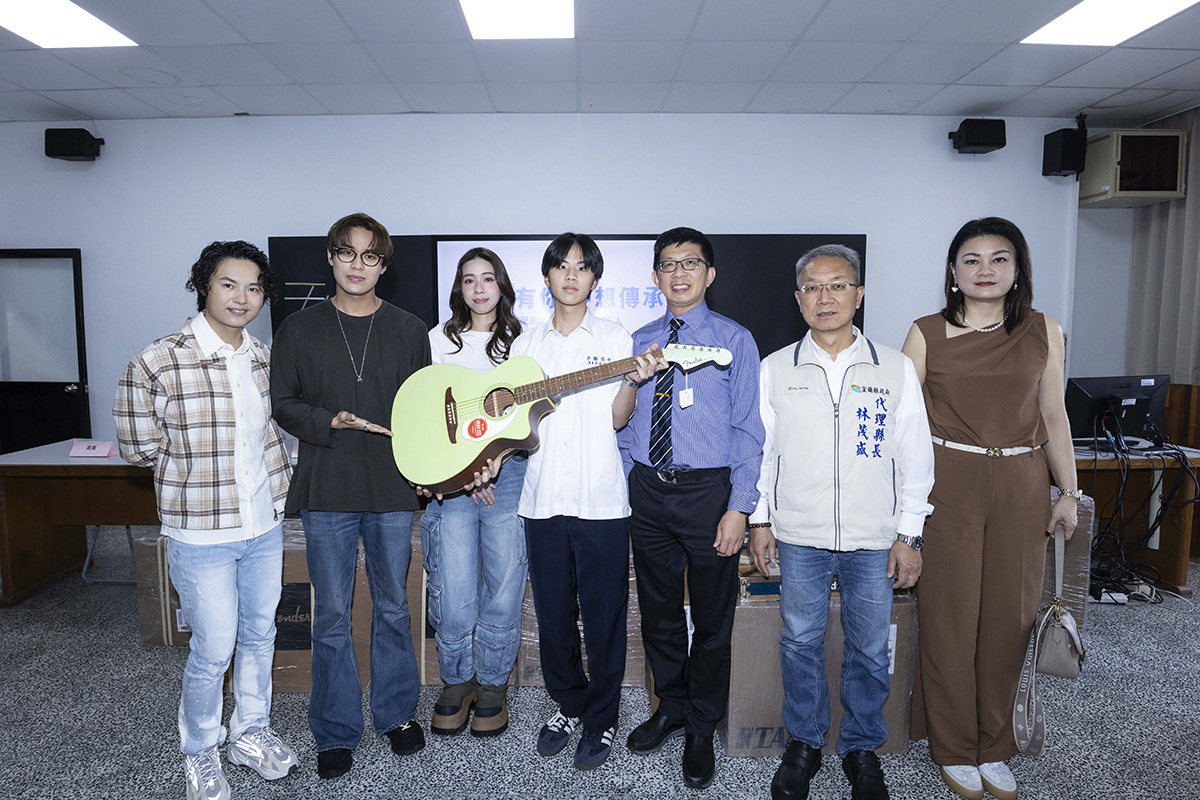 【車勢星聞】告五人回母校捐樂器圓學弟妹音樂夢，暖心預告盼設立獎學金。（相信音樂提供）