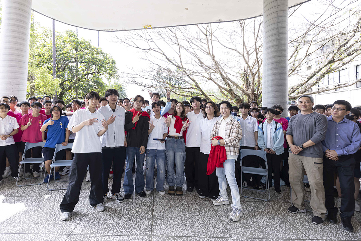 【車勢星聞】超人氣 Z 世代天團告五人把母校當自己家，與熱音社驚喜合唱〈你要不要吃哈密瓜〉掀暴動。（相信音樂提供）