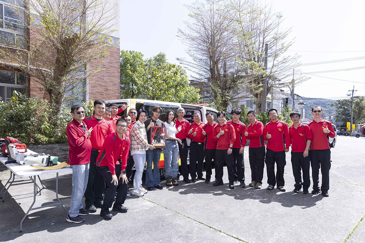 【車勢星聞】告五人昨日特別前往消防局致意，感謝消防人員長期守護鄉親安全。（相信音樂提供）