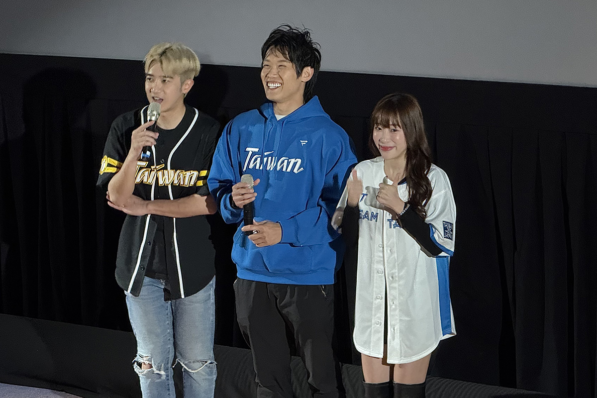 【車勢星聞】中華隊投手陳冠宇（中）出席映後和球迷分享比賽心情，應援團長陳柏宇Aby（左）與啦啦隊員心璇（右）帶動觀眾高喊應援。／牽猴子 提供