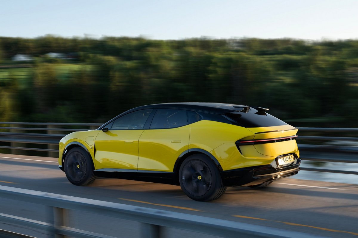 Eletre PHEV擁有比純電Eletre還要更強大的939hp馬力，配置的70kWh電池能提供350公里純電行駛和超過1,400公里行駛里程(CLTC)。