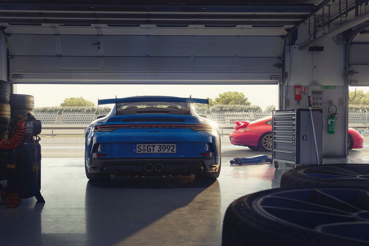 該車底盤經過多次拆卸並以錯誤方式組裝，目前已停駛近一年，車主以《檸檬法》向Porsche和經銷商提告詐欺並勝訴。