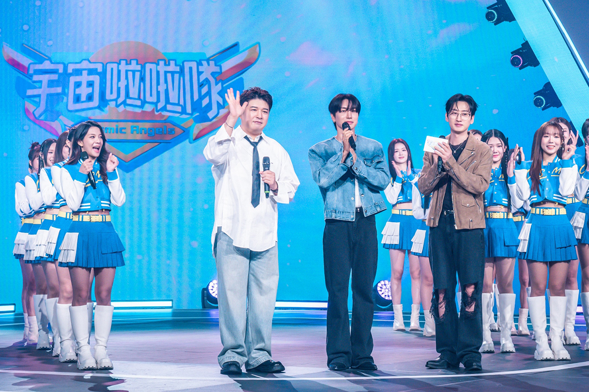 【車勢星聞】SUPER JUNIOR 利特、神童驚喜空降《宇宙啦啦隊》擔任飛行評審。（圖：緯來電視網提供） 