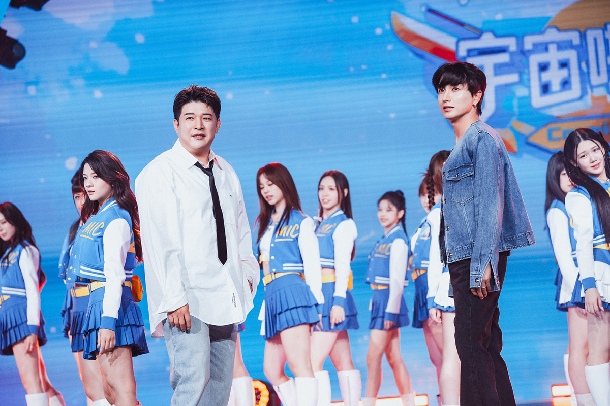 【車勢星聞】SUPER JUNIOR 利特、神童驚喜空降《宇宙啦啦隊》擔任飛行評審。（圖：緯來電視網提供） 