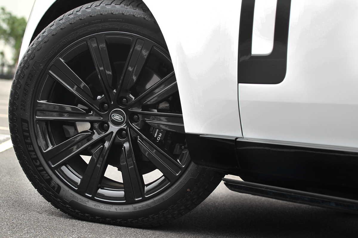 配置22吋10輻亮澤黑色輪圈。