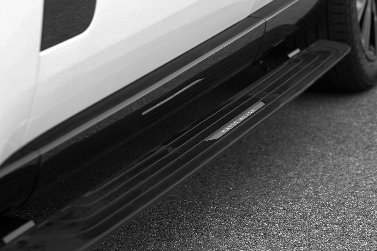 配備電動側踏讓進出更輕鬆。