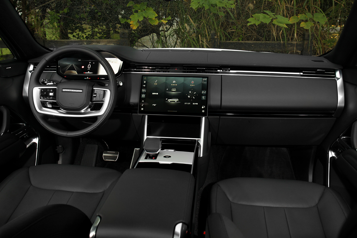 Range Rover 2025年式限定版採檀木黑內裝、車內頂篷、尊貴黑飾板配置。