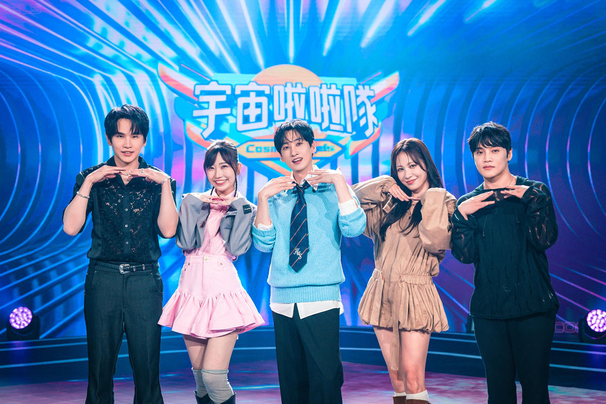 【車勢星聞】緯來原創《宇宙啦啦隊》左起MC兼評審牛奶、輔導員麻由、MC銀赫、評審金智湖老師、評審崔榮晙老師。  (圖／緯來電視網提供）