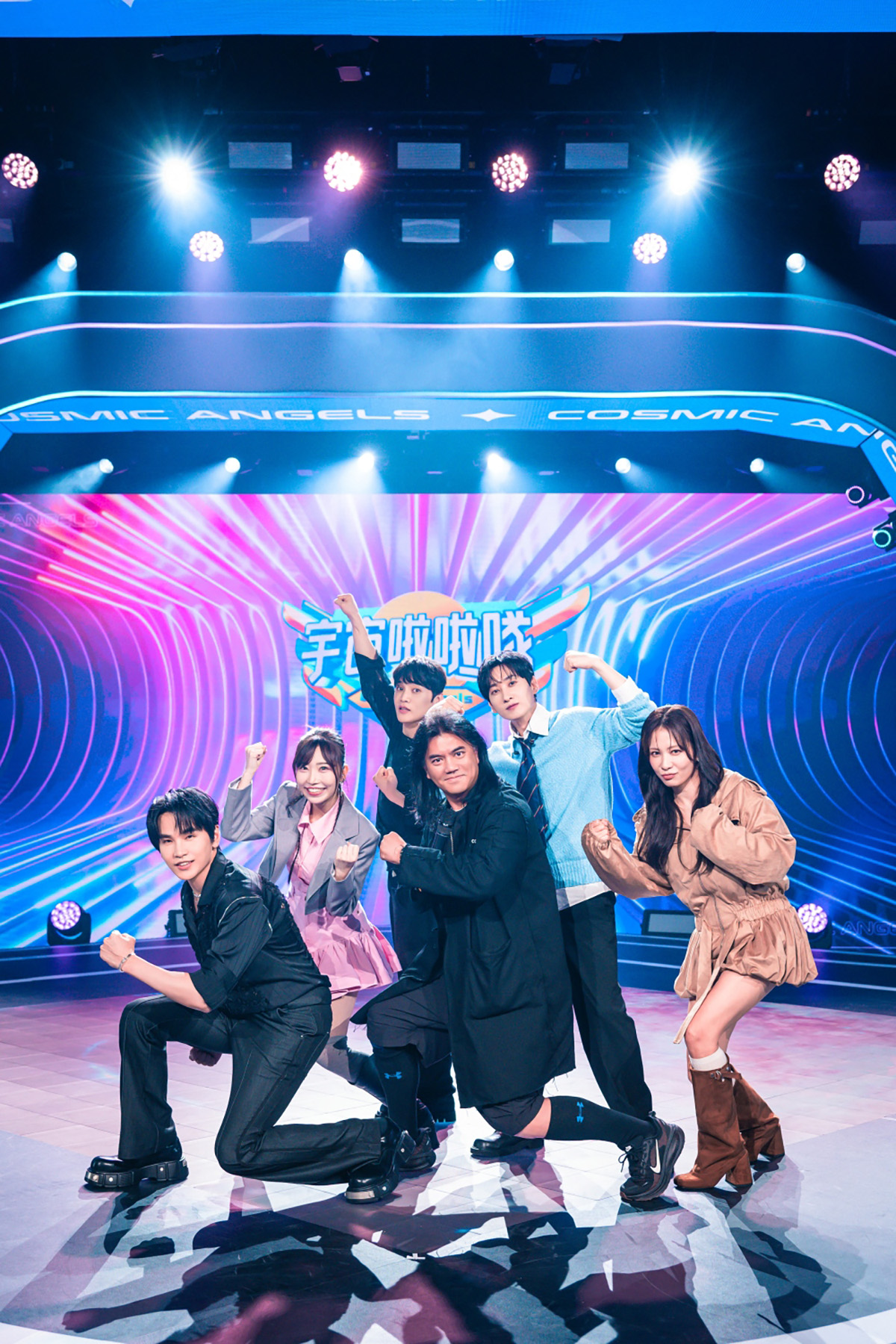 【車勢星聞】 緯來原創《宇宙啦啦隊》左起MC兼評審牛奶、輔導員麻由、評審崔榮晙老師、製作人B2、MC銀赫、評審金智湖老師。  (圖／緯來電視網提供）