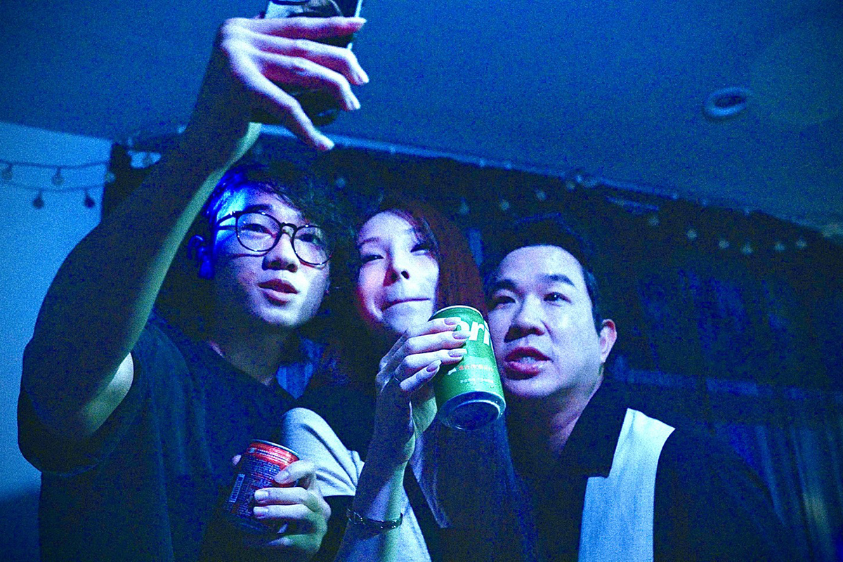 【車勢星聞】《這個世界有病》劇照_（左起）林鼎軒、張可芙、劉爾金。(種子影業提供)