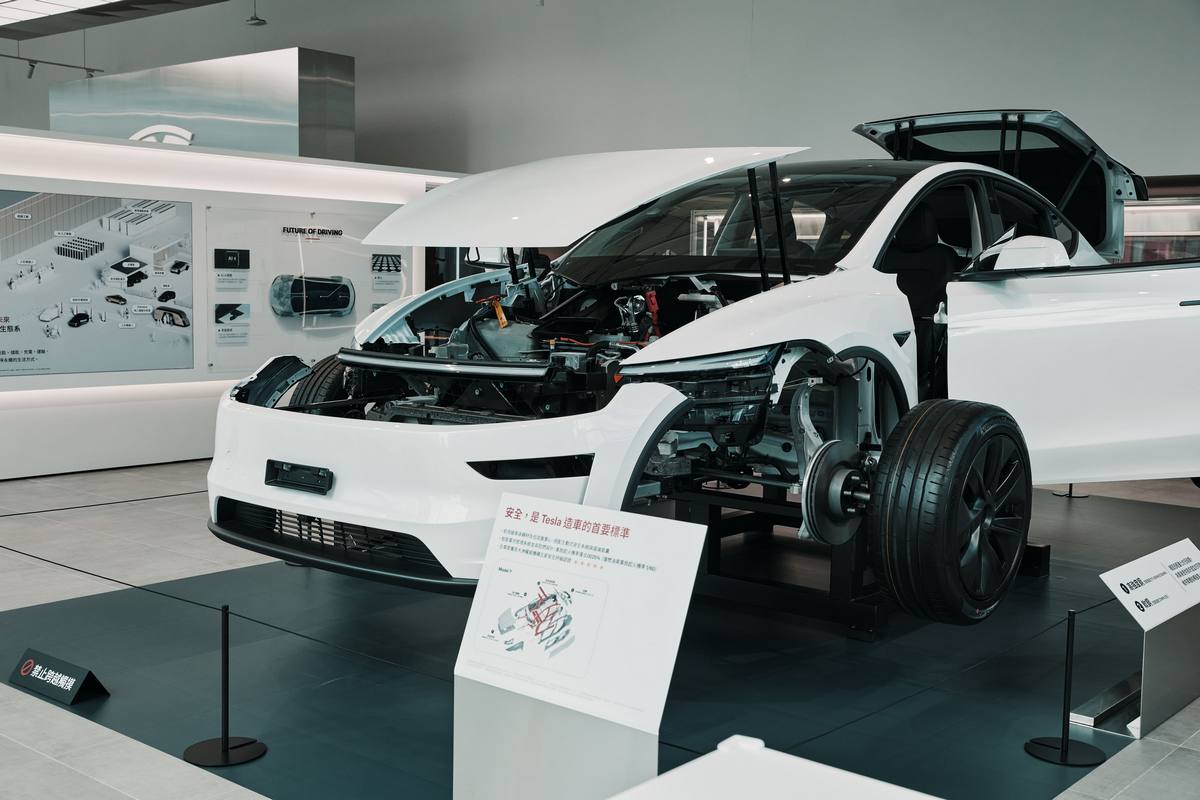 Tesla Museum 今日於台北南港服務體驗中心揭幕，展出台灣唯一全解構的 Model Y，可以一窺 Tesla 的高剛性車輛結構、電動車傳動零件與電池底盤安全性。