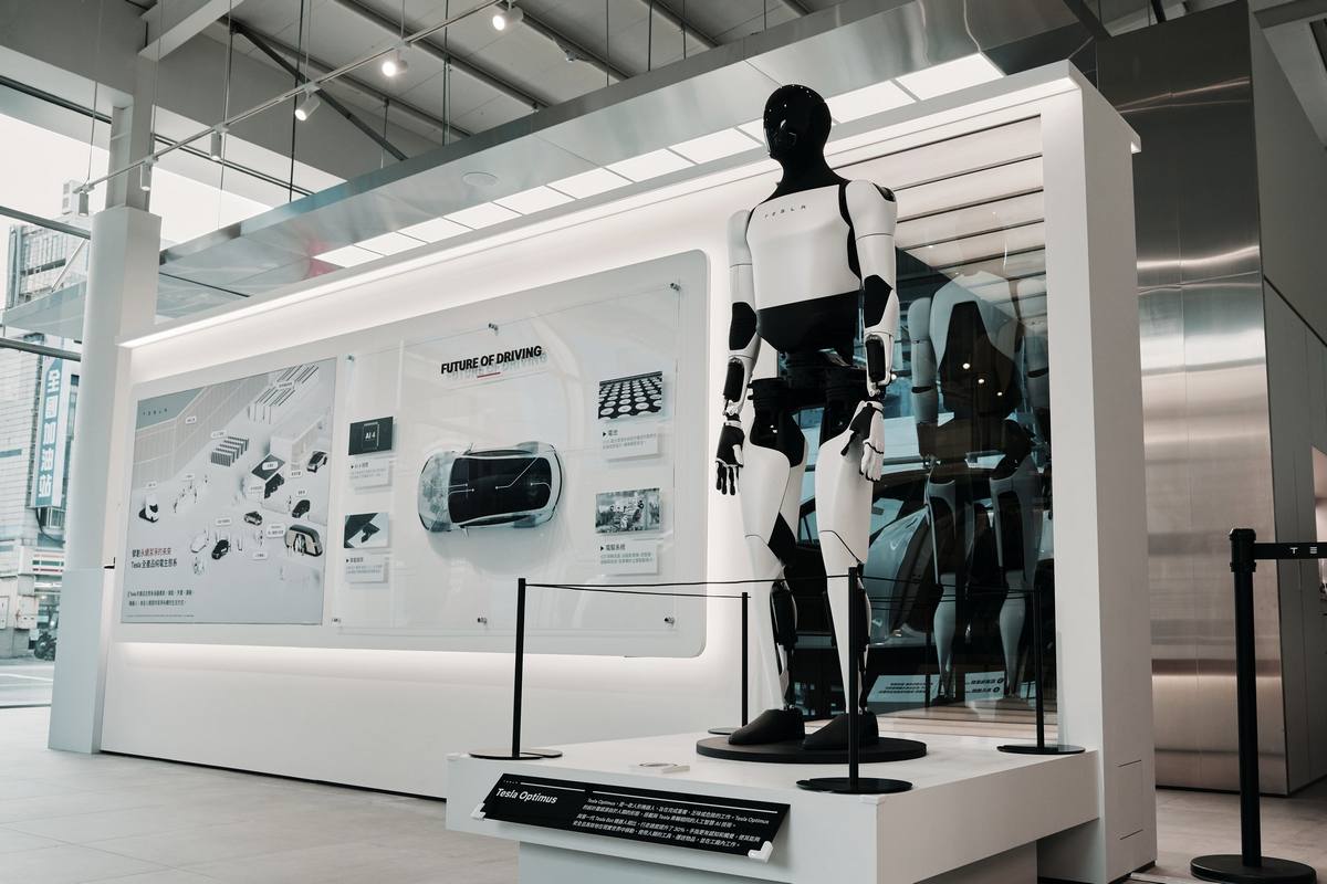 Tesla Museum 現場展出 Tesla 最新第二代 Optimus 機器人、車載 AI 科技與未來產品藍圖。