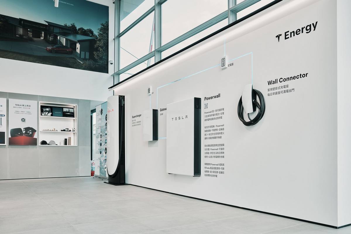 Tesla Museum 現場展出 Tesla 第四代 V4 超級充電座、全系列充電與家用儲能產品，完整展現 Tesla 能源生態系規劃。