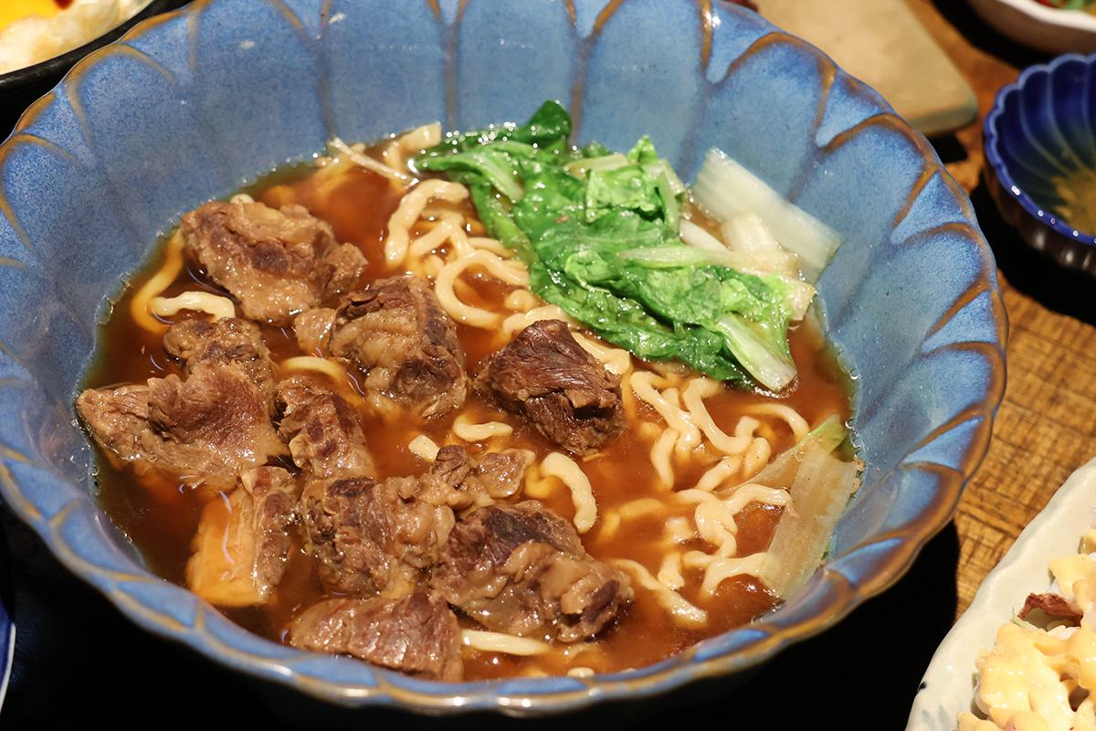 「異塵」老饕必點招牌「家傳牛肉麵」，建議先品嘗原味後，加入辣椒醬滋味一絕。（示意圖）