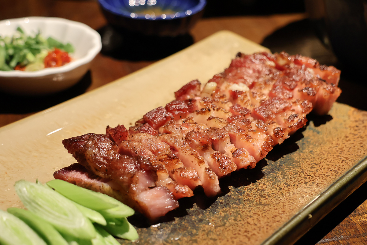 「異塵」鹹豬肉不油不膩不死鹹，可直接單吃非常涮嘴，令人驚豔。（示意圖）