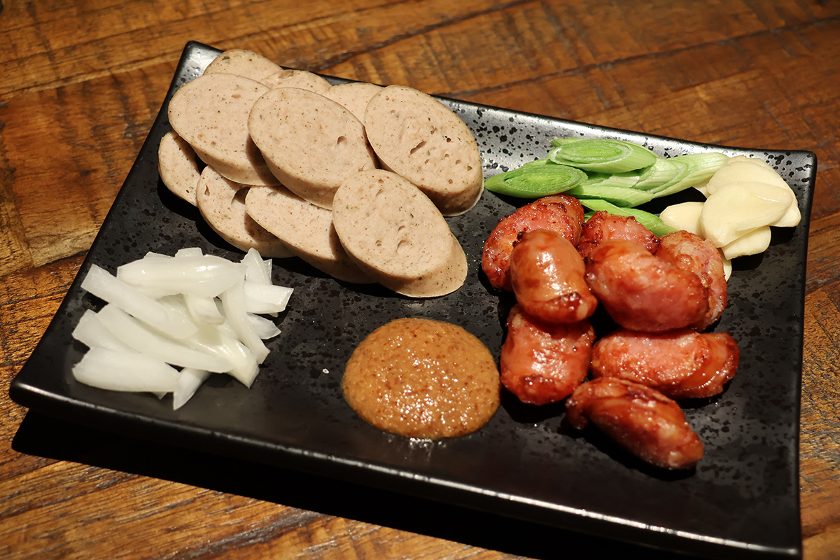 「異塵」香腸雙拼選用肉質厚實的台式香腸，採先炸後烤方式，搭配美味的德國白香腸。（示意圖）