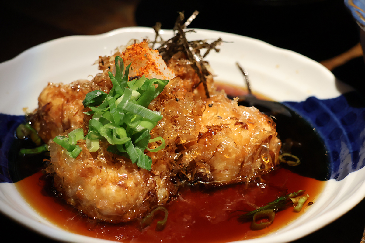 「異塵」日式炸豆腐將嫩豆腐裹上柴魚絲入鍋油炸，柴魚醬汁與微辣七味粉有畫龍點睛效果。（示意圖）