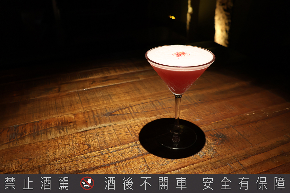 「異塵」粉色系調酒「Madman Rose」帶有濃厚玫瑰香氣，深受少女粉絲喜愛。（示意圖）