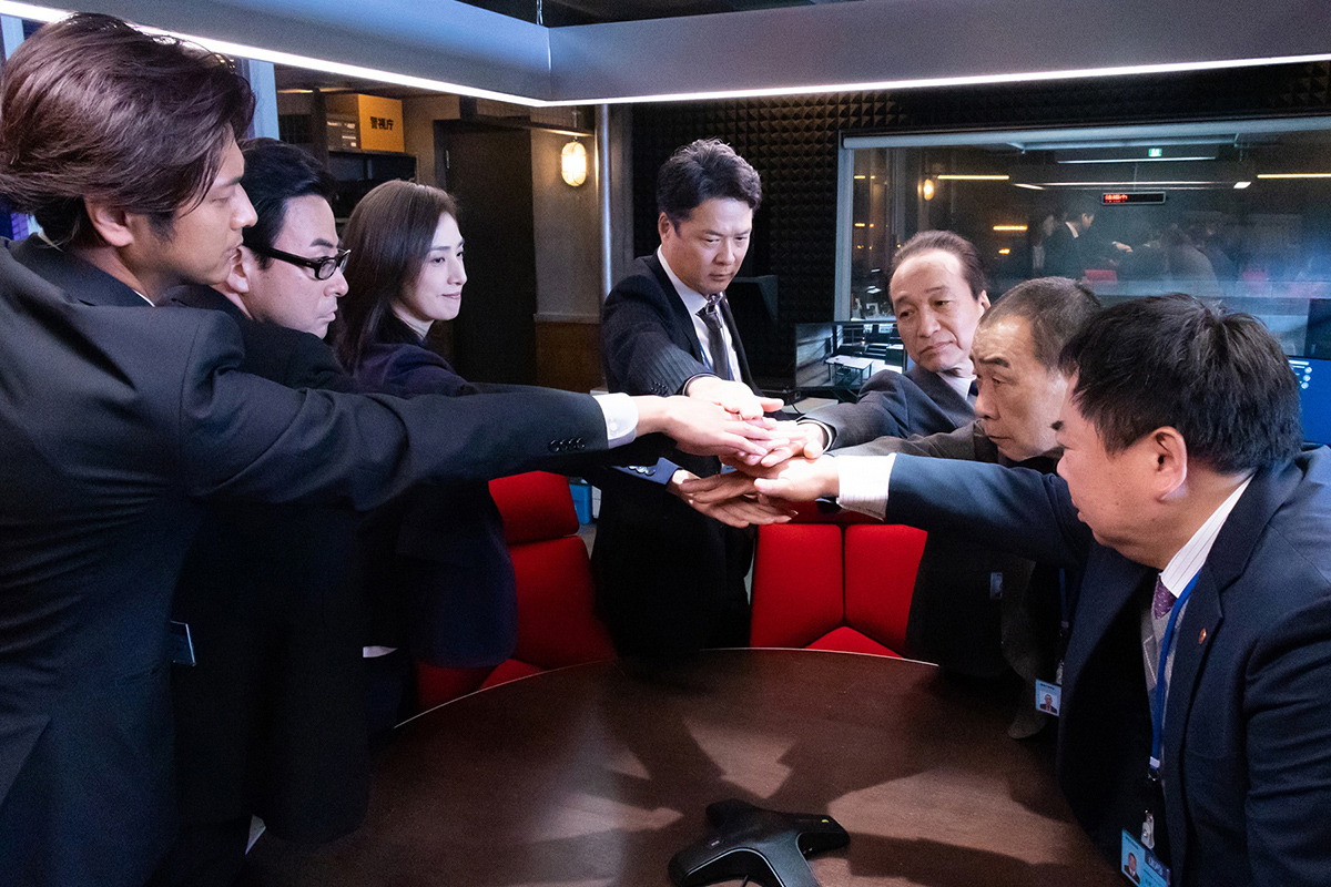 【車勢星聞】【電影版女王偵訊室THE FINAL】劇照_天海祐希（左三）這回將與團隊成員迎戰系列史上最大案件與偵訊對象。