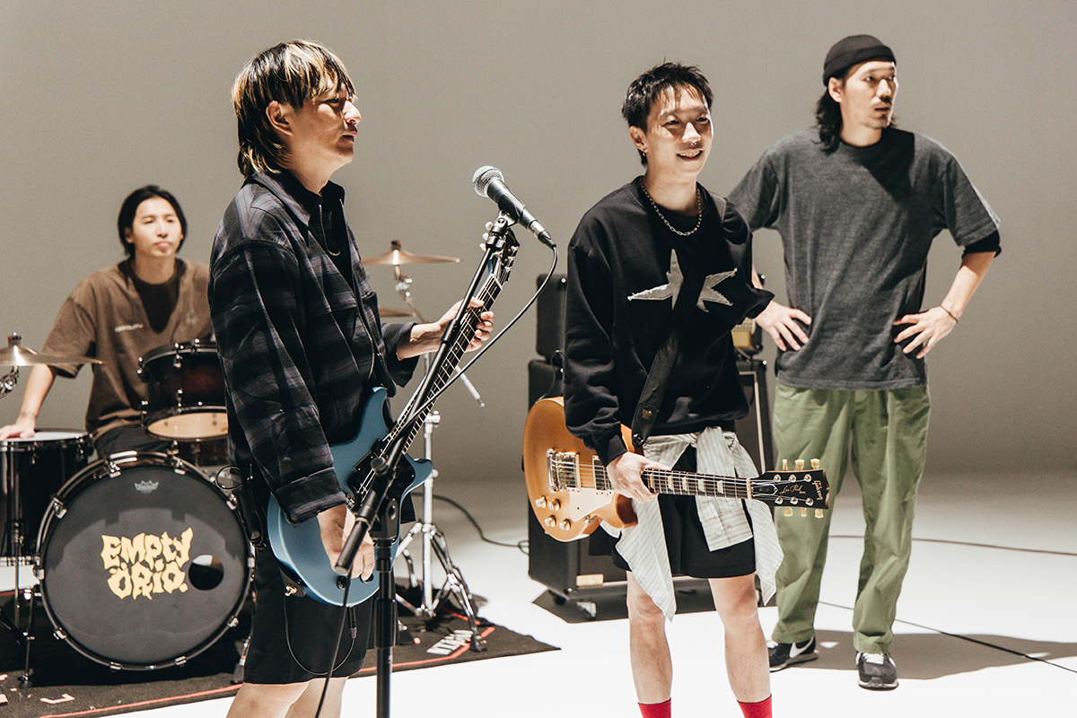 【車勢星聞】鼓手柯光（左一）曾熬夜打工湊錄音費、主唱 ORio（左二）霸氣直視撞牆期（圖_ 火氣音樂 提供）