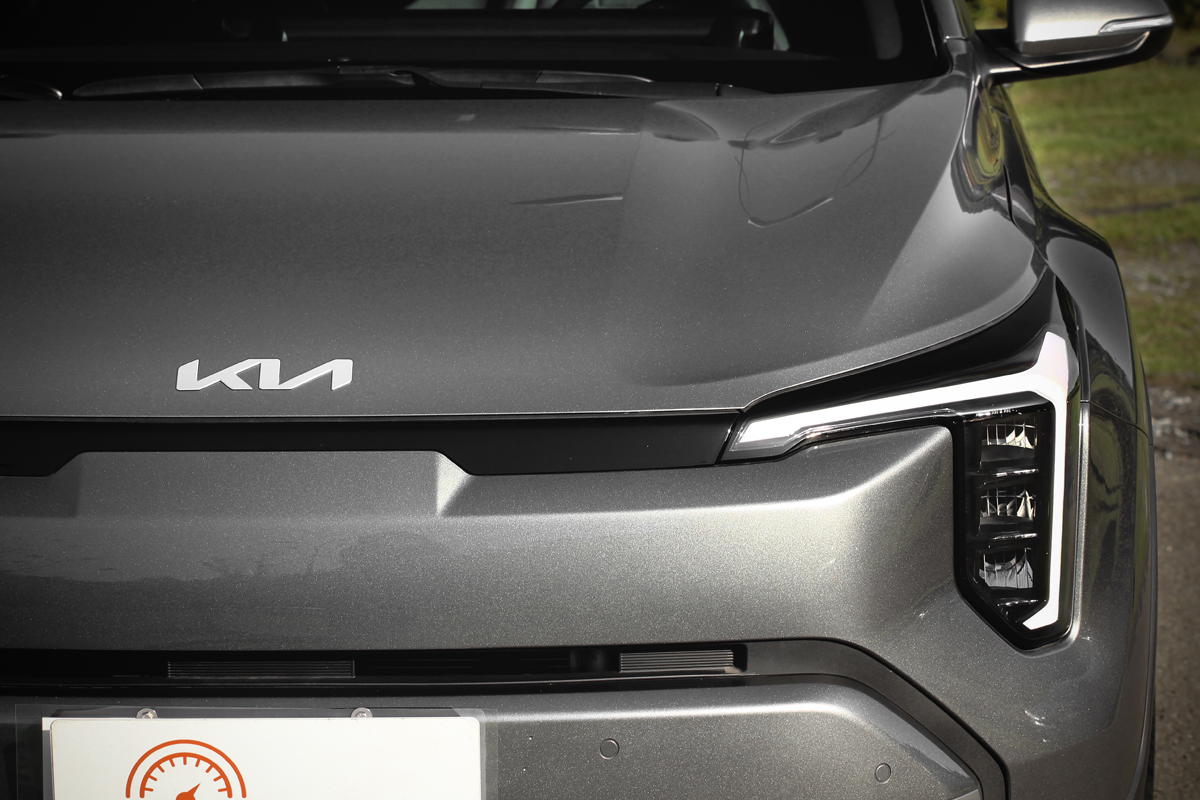 Star Map星圖式燈組和方正線條勾勒出俐落身形。