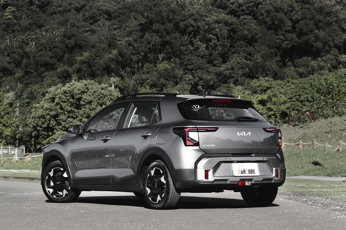 車尾也比照車頭進行全面更新。