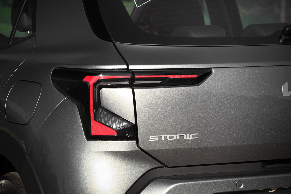 尾燈組採具有質感的立體設計。