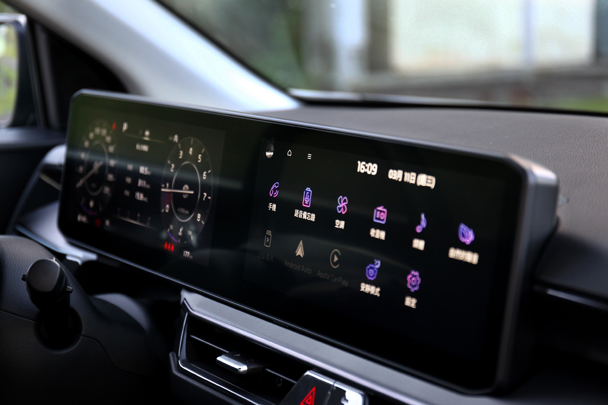 配置雙12.3吋螢幕。