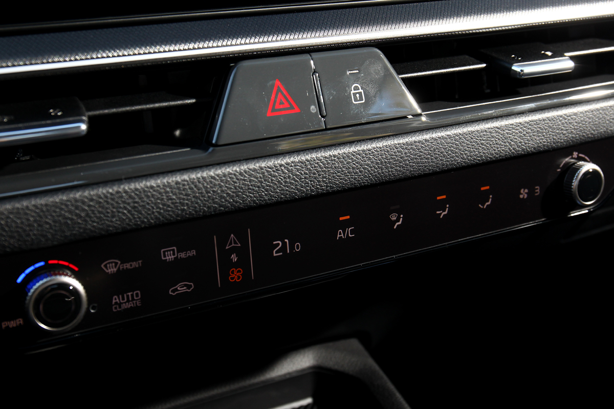 數位控制面板整合空調與媒體。