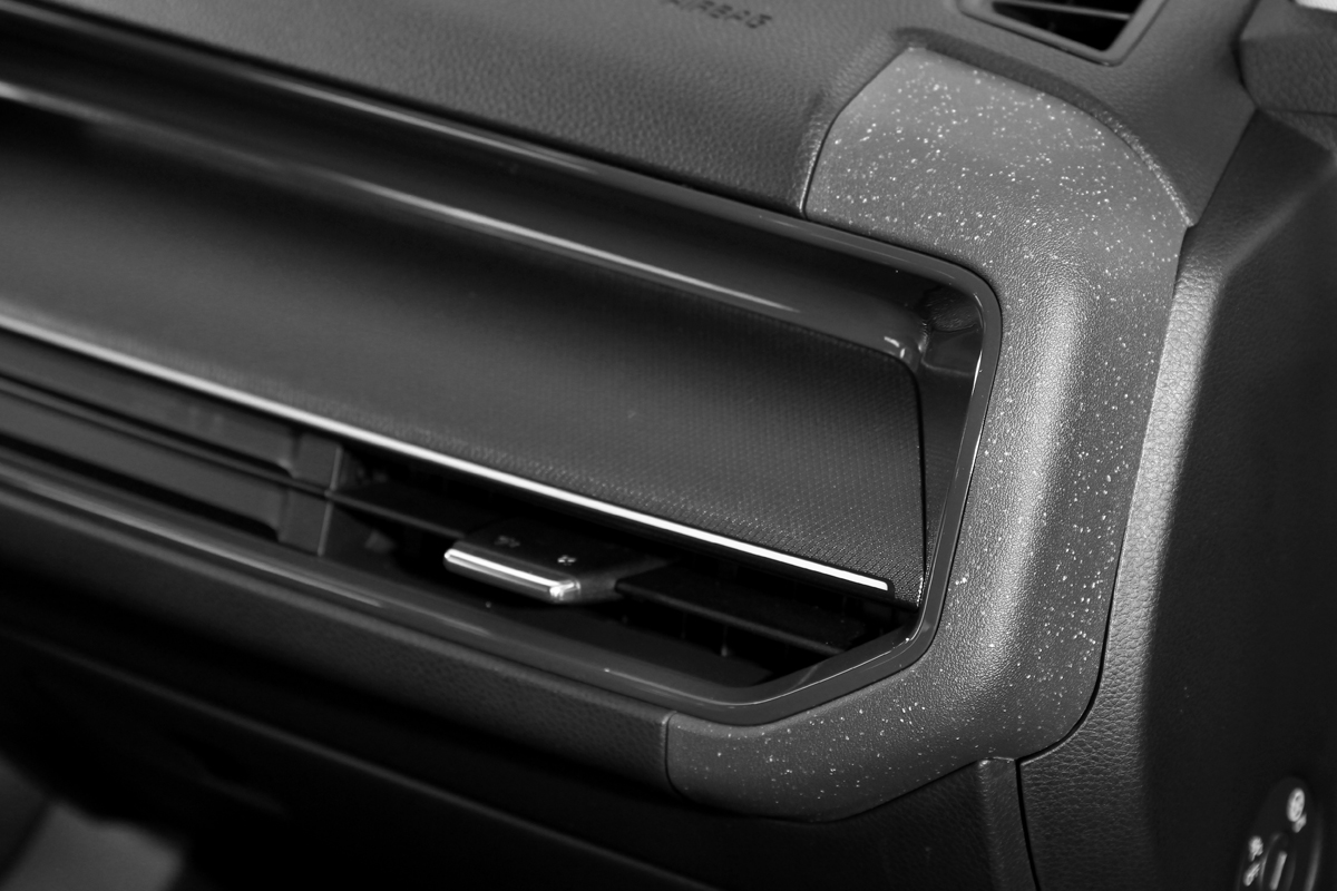 儀表平台飾板也有所調整，立體紋路飾板與樣式提升車室質感。