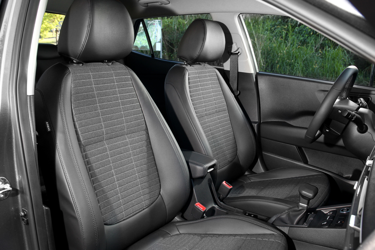 先前有雙前座加熱座椅和方向盤加熱，小改車型則取消此配備。