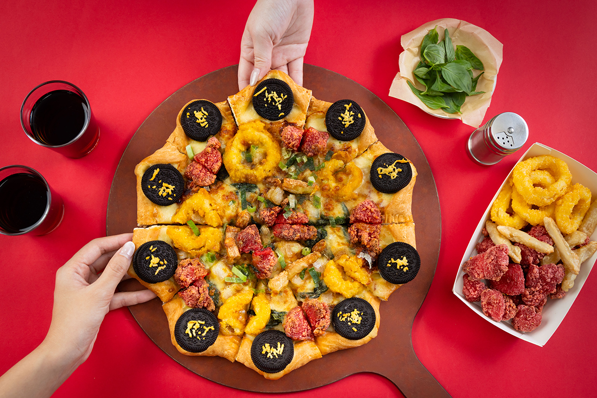 必勝客推出聯名「OREO餅乾台味鹹酥雞比薩」，快閃21天限量開賣。（示意圖：品牌提供）