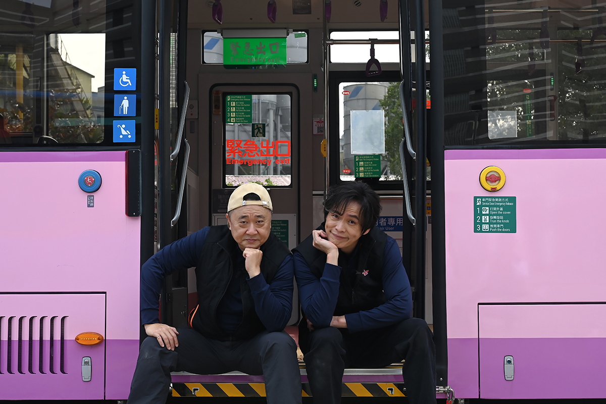 【車勢星聞】黃鐙輝考職業大客車駕照滿分通關，自封要當邰智源接班人。（圖：麥卡貝網路電視提供）