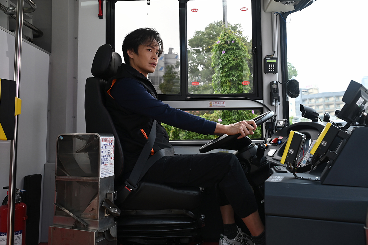 【車勢星聞】黃鐙輝考職業大客車駕照一次就滿分過關 。（圖：麥卡貝網路電視提供）